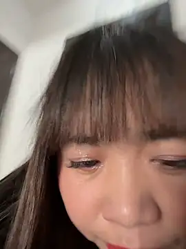 weiww1995 online show from December 17, 2025, 2:17 am