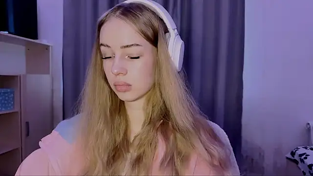 LunaCrave online show from October 27, 2025, 9:35 am