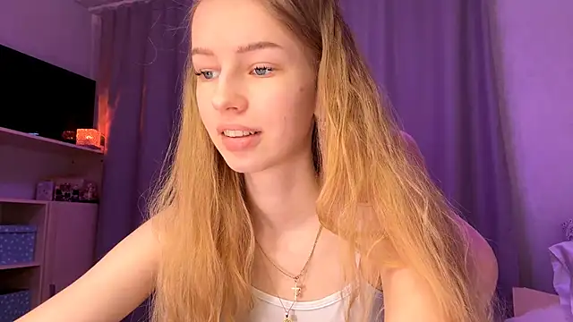 Snapshot of LunaCrave chatting on February 26, 2026, 5:12 pm LunaCrave online show from February 26, 2026, 5:12 pm