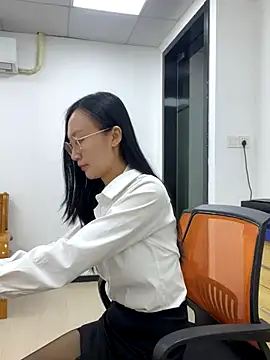 Snapshot of Winona88 chatting on November 13, 2025, 2:10 am Winona88 online show from November 13, 2025, 2:10 am