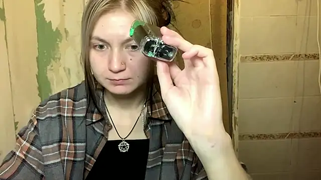 ArianeBhayani online show from November 4, 2025, 9:03 pm