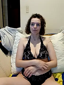 Snapshot of labellerose chatting on February 13, 2026, 6:15 pm labellerose online show from February 13, 2026, 6:15 pm