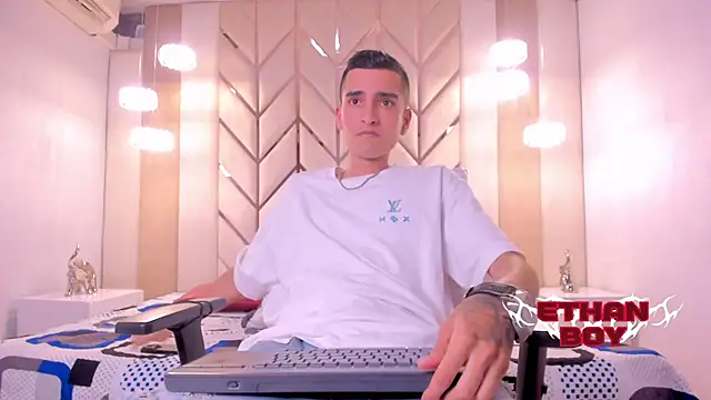 Snapshot of Ethan_Boy_ chatting on March 3, 2026, 9:21 pm Ethan Boy online show from March 3, 2026, 9:21 pm