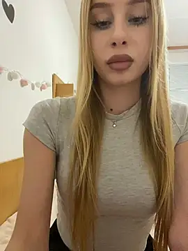 Snapshot of RemyStyles chatting on February 4, 2026, 9:42 pm RemyStyles online show from February 4, 2026, 9:42 pm