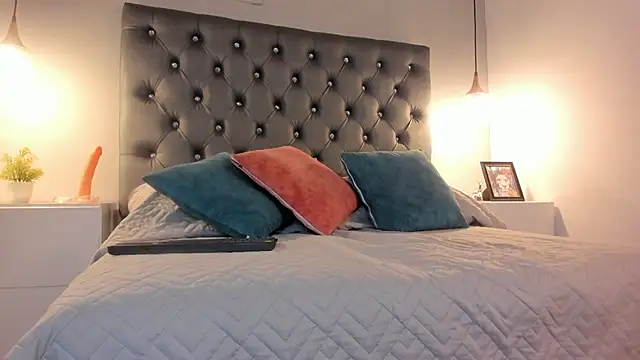 Miiaa Star  online show from November 17, 2025, 12:33 pm