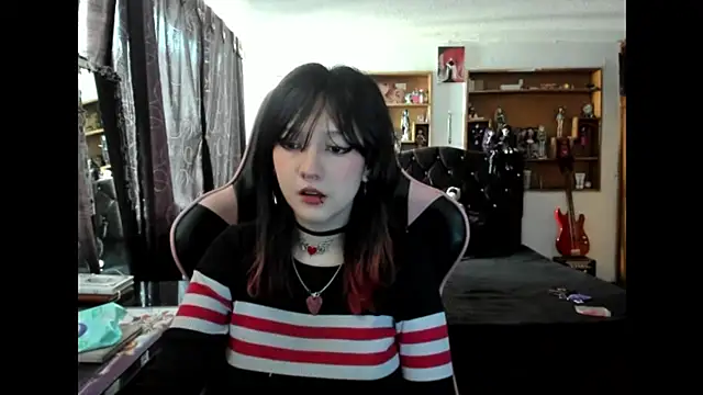 Maki Zein  online show from December 4, 2025, 7:33 pm