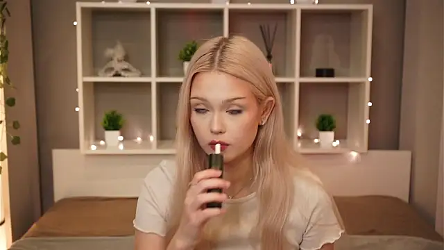 KaryTasch online show from October 29, 2025, 8:32 pm