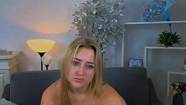 Snapshot of Lulu___Moon chatting on October 28, 2025, 8:18 am Lulu Moon online show from October 28, 2025, 8:18 am