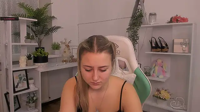 Snapshot of Lulu___Moon chatting on December 4, 2025, 7:39 am Lulu Moon online show from December 4, 2025, 7:39 am