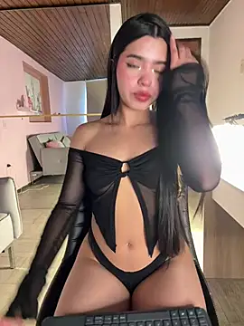 LunaMoore Pink online show from April 8, 2026, 12:49 pm