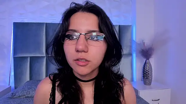 Snapshot of HollyPeach chatting on December 17, 2025, 7:31 pm HollyPeach online show from December 17, 2025, 7:31 pm