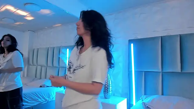 HollyPeach online show from February 12, 2026, 7:42 pm