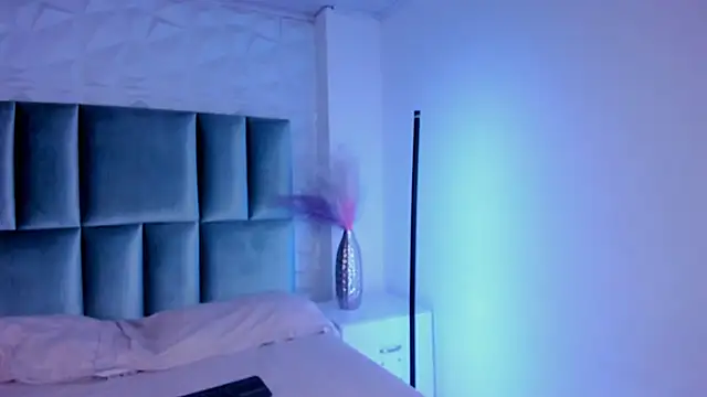 HollyPeach online show from March 3, 2026, 8:04 pm