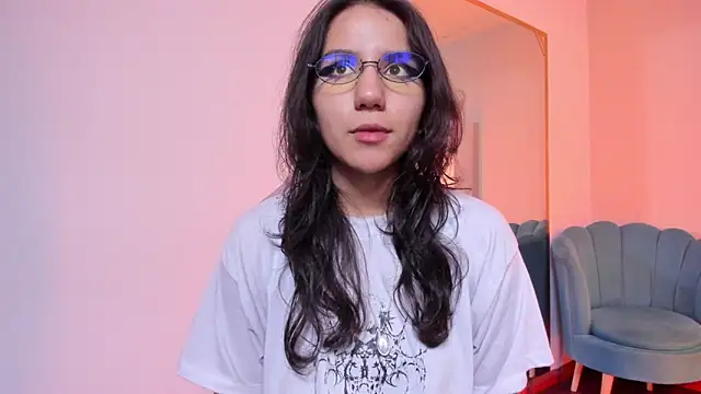 HollyPeach online show from March 22, 2026, 5:49 pm