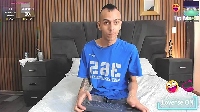 DerryAndIzzy online show from November 12, 2025, 4:13 am