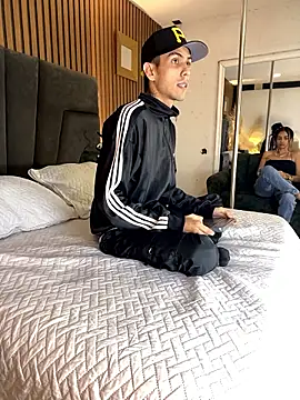 Snapshot of DerryAndIzzy chatting on January 10, 2026, 5:42 am DerryAndIzzy online show from January 10, 2026, 5:42 am