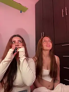 Snapshot of Leah_moon1 chatting on February 6, 2026, 5:45 am Leah moon1 online show from February 6, 2026, 5:45 am