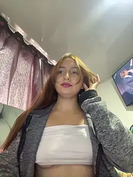 Snapshot of Leah_moon1 chatting on March 3, 2026, 7:42 pm Leah moon1 online show from March 3, 2026, 7:42 pm