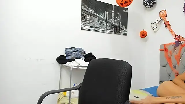 Snapshot of Sofi_And_Santy chatting on November 8, 2025, 1:50 am Sofi And Santy online show from November 8, 2025, 1:50 am