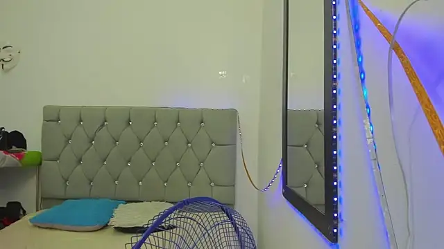 Snapshot of Sofi_And_Santy chatting on November 28, 2025, 1:08 am Sofi And Santy online show from November 28, 2025, 1:08 am