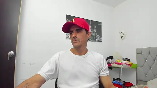 Snapshot of Sofi_And_Santy chatting on November 29, 2025, 12:46 am Sofi And Santy online show from November 29, 2025, 12:46 am