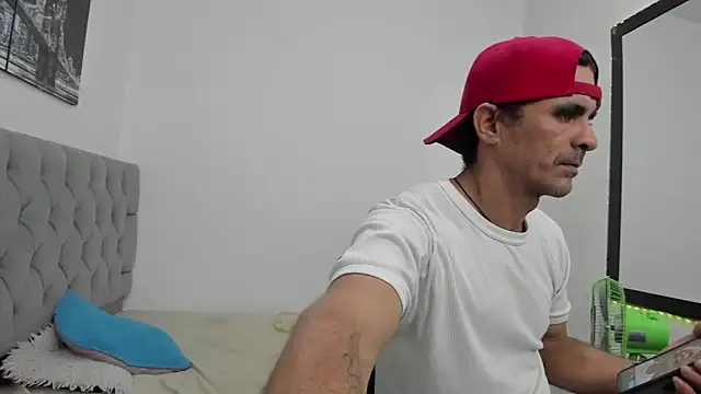 Snapshot of Sofi_And_Santy chatting on February 28, 2026, 12:55 am Sofi And Santy online show from February 28, 2026, 12:55 am