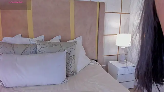 Snapshot of lyrabellini chatting on February 19, 2026, 11:39 am lyrabellini online show from February 19, 2026, 11:39 am