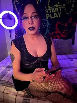 Snapshot of MiniMonroe chatting on November 6, 2025, 9:43 am MiniMonroe online show from November 6, 2025, 9:43 am