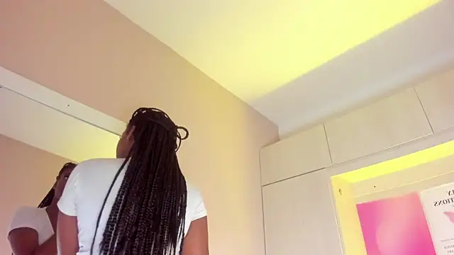 Snapshot of MaraBaker chatting on December 17, 2025, 12:00 pm MaraBaker online show from December 17, 2025, 12:00 pm