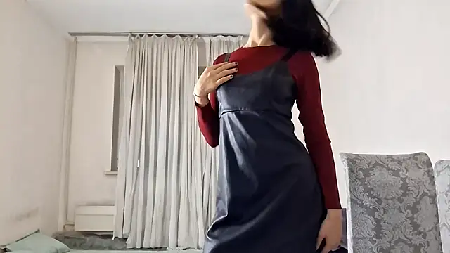 Lyndasilk online show from November 30, 2025, 5:06 pm