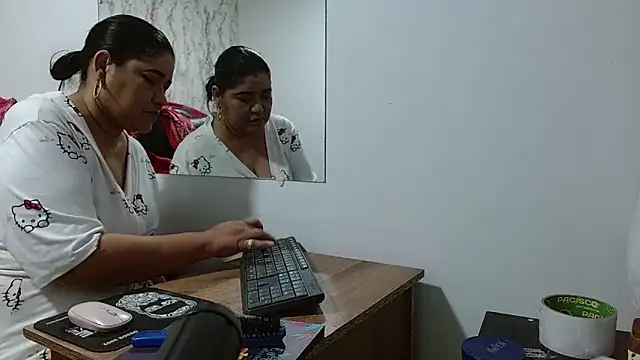 Snapshot of _Danna_Milf_ chatting on November 27, 2025, 12:40 pm Danna Milf online show from November 27, 2025, 12:40 pm