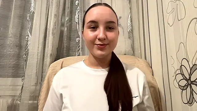 Snapshot of DaisyMolly chatting on October 14, 2025, 9:04 pm DaisyMolly online show from October 14, 2025, 9:04 pm
