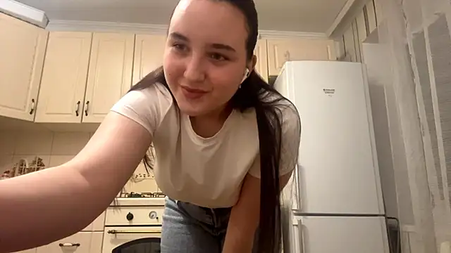 Snapshot of DaisyMolly chatting on November 15, 2025, 9:43 pm DaisyMolly online show from November 15, 2025, 9:43 pm