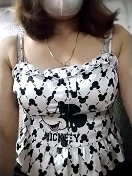 Snapshot of YiyinLy chatting on October 14, 2025, 2:29 pm YiyinLy online show from October 14, 2025, 2:29 pm