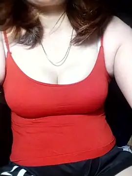 YiyinLy online show from November 14, 2025, 7:07 am