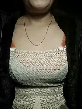 YiyinLy online show from December 16, 2025, 8:47 pm