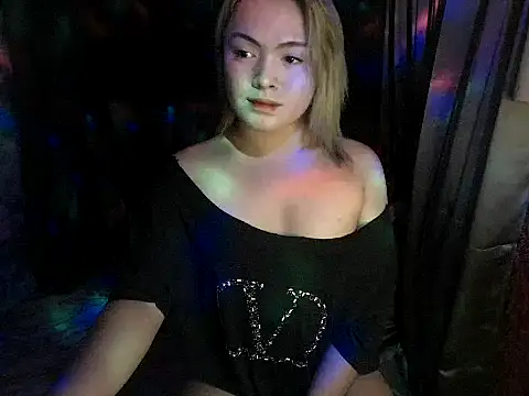 Snapshot of ur_babyjamella chatting on April 3, 2026, 1:42 pm ur babyjamella online show from April 3, 2026, 1:42 pm