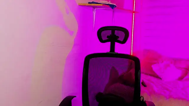 Emily Lindey online show from November 18, 2025, 3:23 am