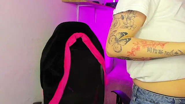 Emily Lindey online show from December 14, 2025, 11:26 am