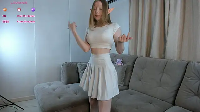 Snapshot of Megansuns chatting on October 31, 2025, 3:24 pm Megansuns online show from October 31, 2025, 3:24 pm