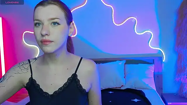 Snapshot of MeganNewCat chatting on November 17, 2025, 4:57 pm MeganNewCat online show from November 17, 2025, 4:57 pm