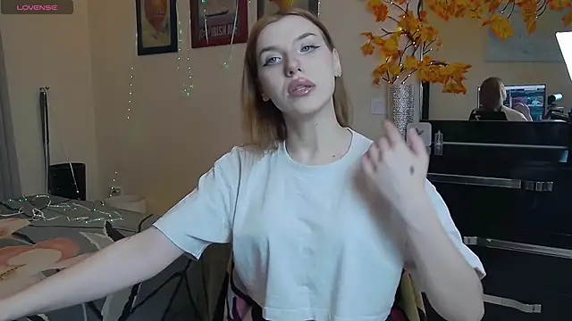 Snapshot of MeganNewCat chatting on December 14, 2025, 8:24 pm MeganNewCat online show from December 14, 2025, 8:24 pm