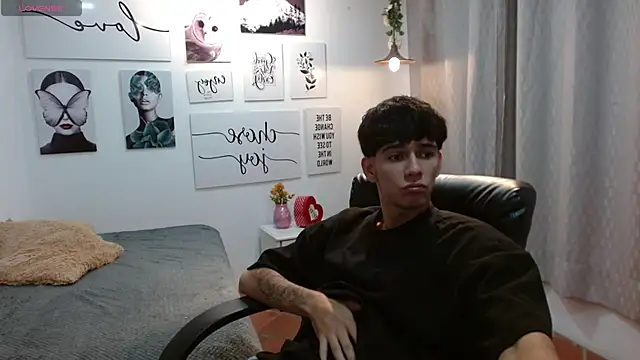 Snapshot of AmethystShadow17 chatting on October 24, 2025, 3:41 pm AmethystShadow17 online show from October 24, 2025, 3:41 pm