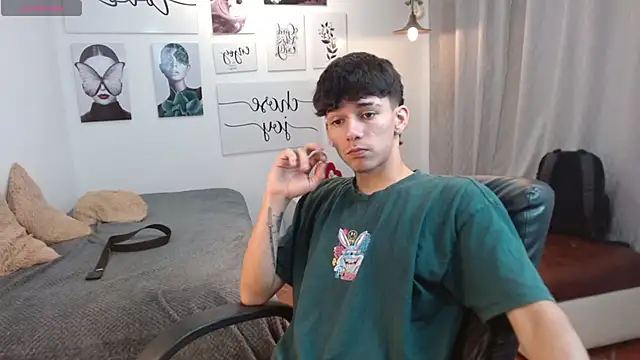 Snapshot of AmethystShadow17 chatting on November 4, 2025, 3:55 pm AmethystShadow17 online show from November 4, 2025, 3:55 pm