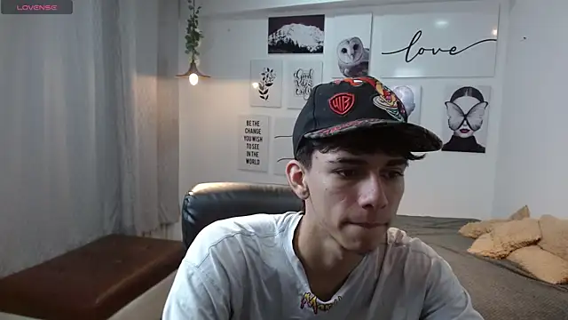 Snapshot of AmethystShadow17 chatting on November 18, 2025, 4:44 pm AmethystShadow17 online show from November 18, 2025, 4:44 pm