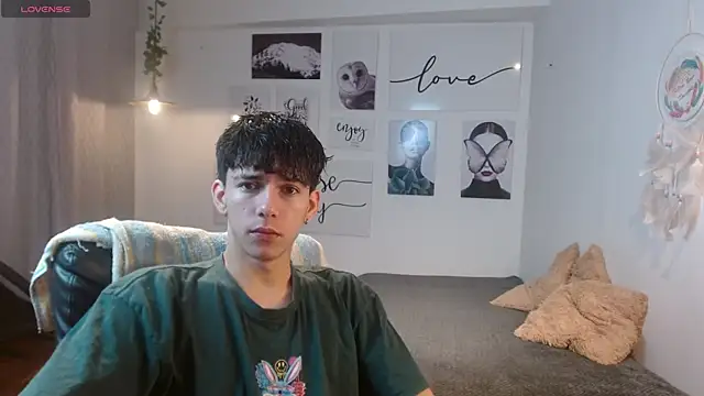 Snapshot of AmethystShadow17 chatting on November 19, 2025, 4:18 pm AmethystShadow17 online show from November 19, 2025, 4:18 pm