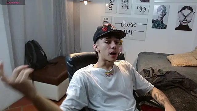 Snapshot of AmethystShadow17 chatting on November 22, 2025, 12:15 pm AmethystShadow17 online show from November 22, 2025, 12:15 pm