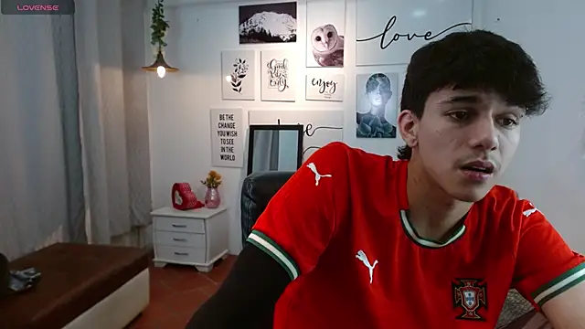 Snapshot of AmethystShadow17 chatting on December 19, 2025, 9:44 pm AmethystShadow17 online show from December 19, 2025, 9:44 pm