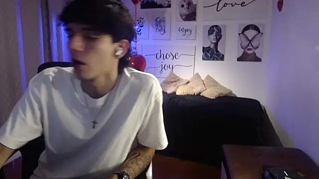 Snapshot of AmethystShadow17 chatting on February 21, 2026, 8:43 pm AmethystShadow17 online show from February 21, 2026, 8:43 pm