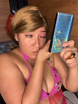 Snapshot of Yvonny27 chatting on February 11, 2026, 12:32 pm Yvonny27 online show from February 11, 2026, 12:32 pm